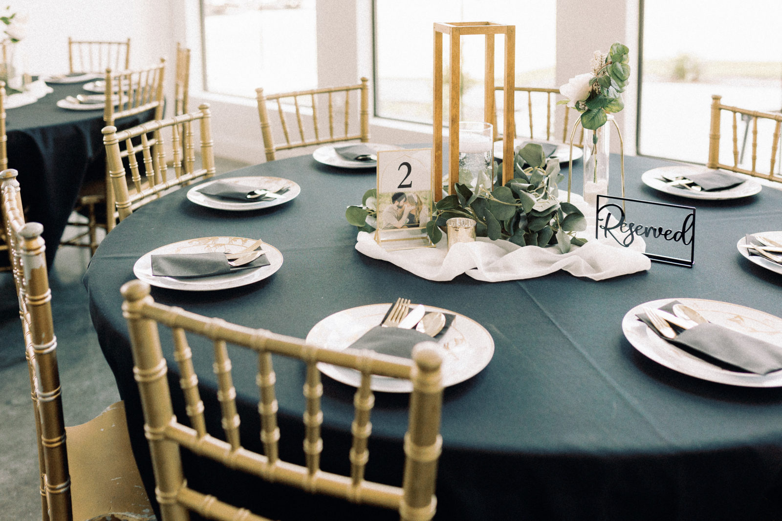 timeless black and gold wedding tables